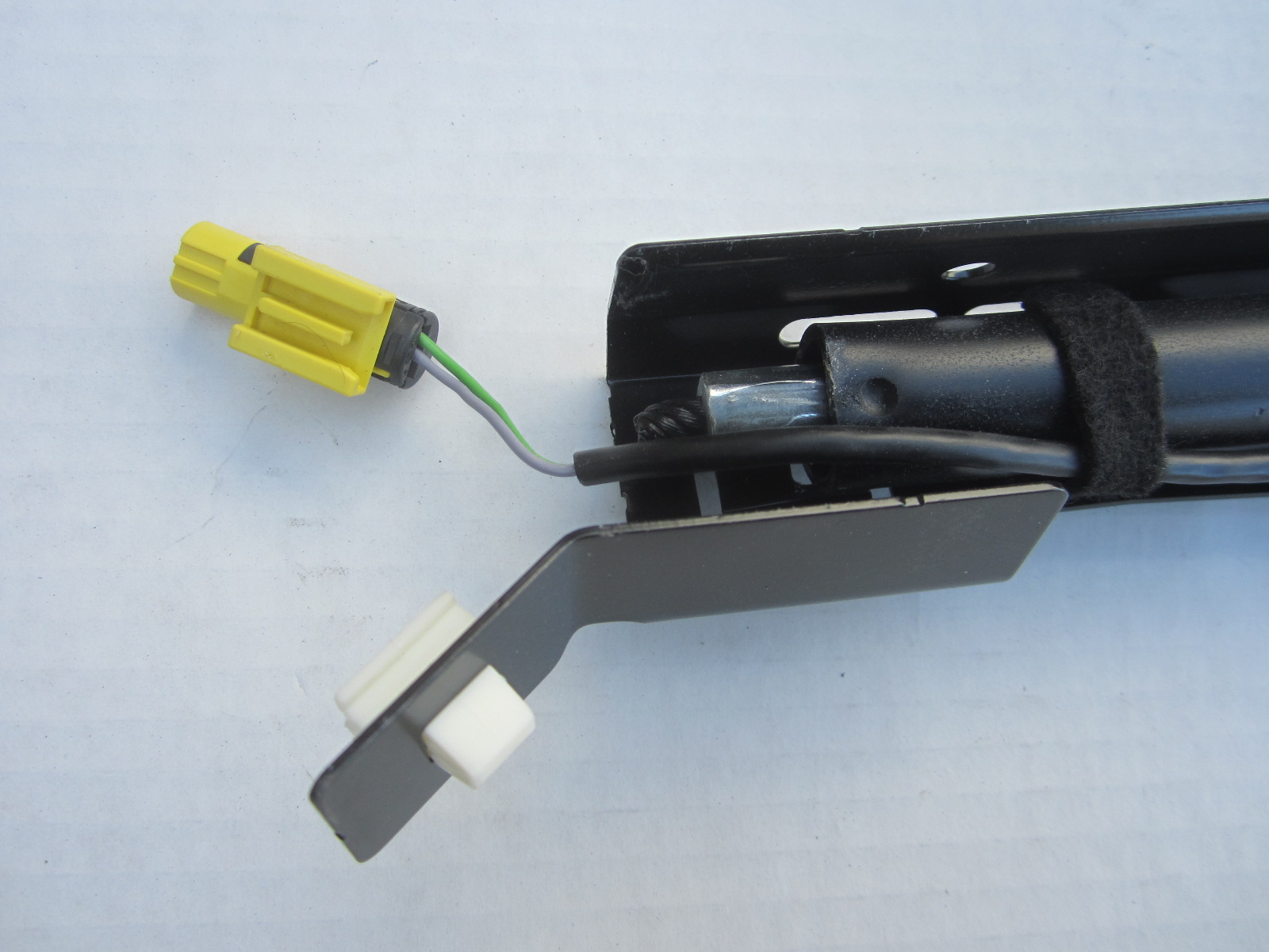 Audi Seat Belt Pretensioner 5G4857619 Used Auto Parts Mercedes